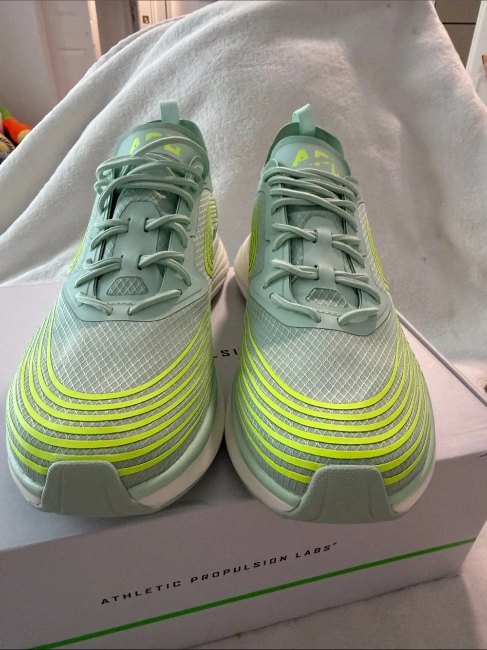 APL Men's Streamline Light Green Yellow Low Top Lace Up Running Sneakers